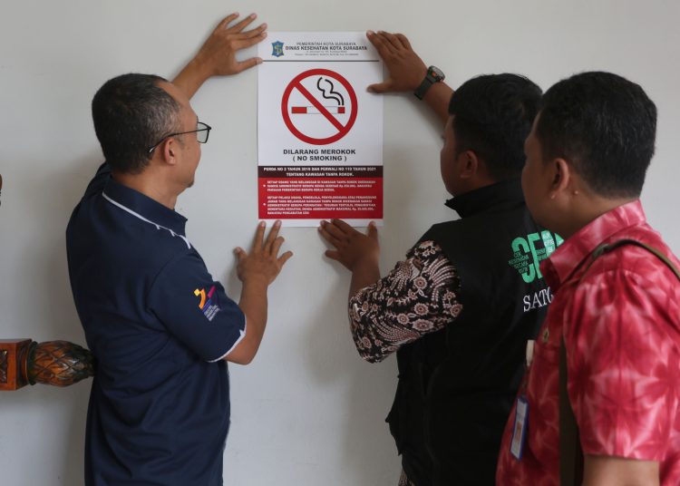 Sosialisasi Kawasan Tanpa Rokok dan Kawasan Terbatas Merokok dilakukan oleh Dinas Kesehatan Surabaya.