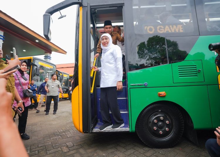 Gubernur Jatim Khofifah Indar Parawansa di sela meresmikan pengoperasian Bus Trans Jatim Koridor VI yang melayani rute Mojokerto–Sidoarjo via Kawasan Industri Ngoro.