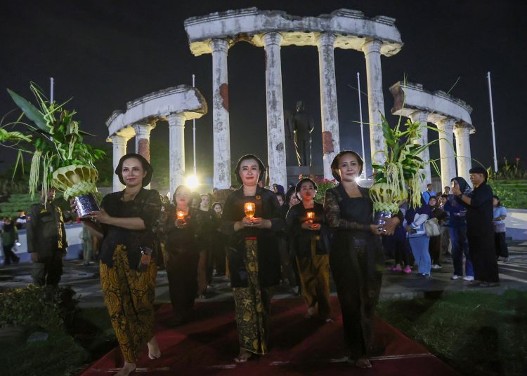 Kirab budaya dalam prosesi Ruwat Sekertaning Bumi di Tugu Pahlawan sebagai bentuk doa dan permohonan agar Kota Surabaya senantiasa dalam keadaan damai, makmur, dan sejahtera.