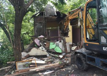 Penertiban bangunan di sempadan Sungai Lamong, Kecamatan Benowo, Surabaya.