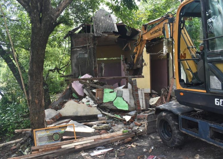 Penertiban bangunan di sempadan Sungai Lamong, Kecamatan Benowo, Surabaya.