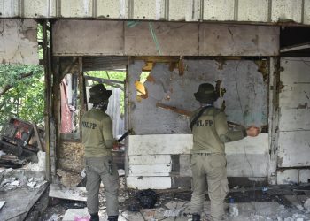 Penertiban bangunan di sempadan Kali Lamong, Kelurahan Romokalisari, Kecamatan Benowo, Surabaya.