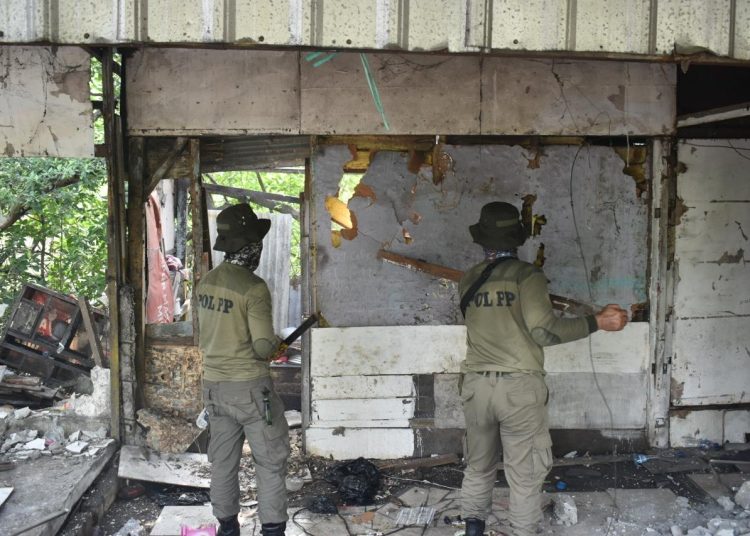 Penertiban bangunan di sempadan Kali Lamong, Kelurahan Romokalisari, Kecamatan Benowo, Surabaya.