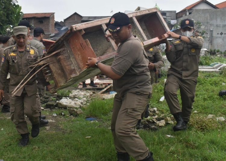 Penertiban bekupon Tempat Pemakaman Umum Rangkah Surabaya.