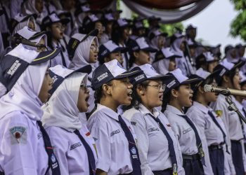 Para pelajar mengikuti upacara peringatan Hari Kebangkitan Nasional (Harkitnas) ke-117 di halaman Balai Kota Surabaya.
