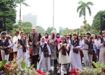 Foto ilustrasi, Wali Kota Surabaya Eri Cahyadi bersama para pelajar di sela upacara peringatan Hari Pendidikan Nasional beberapa waktu lalu.