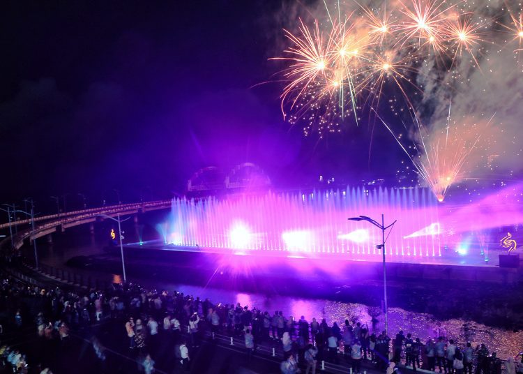 Para wali kota peserta Munas APEKSI disuguhi Pesona Laser Air Mancur.