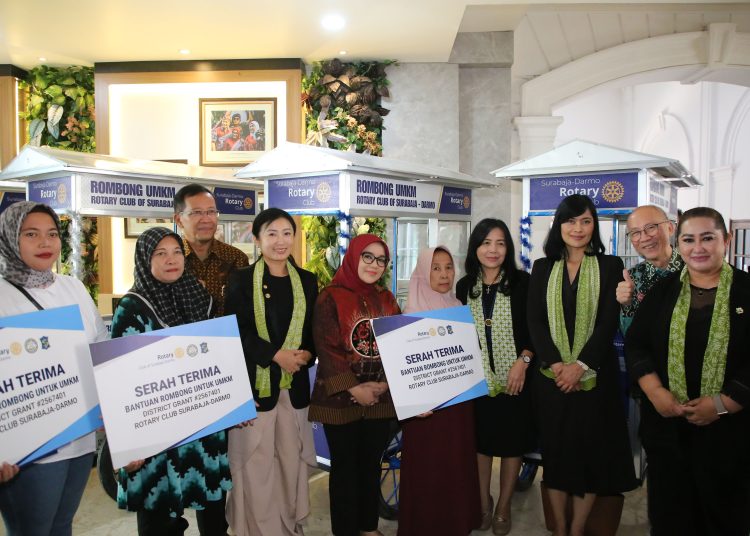 Pemberian bantuan rombong dan modal usaha untuk ojek online perempuan dan UMKM keluarga miskin di gedung Merah Putih, Balai Pemuda.