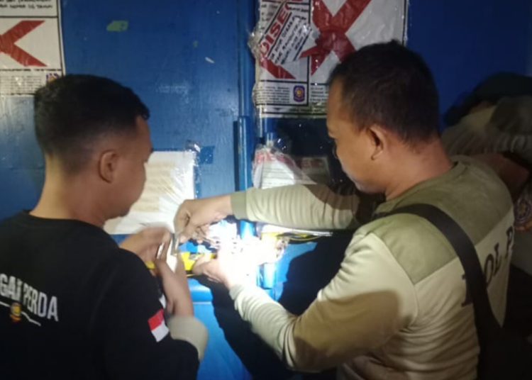 Penyegelan gudang milik CV Sentoso Seal di kawasan Margomulyo Surabaya.