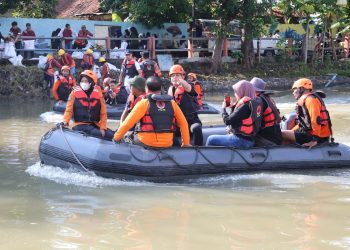 Susur sungai di Kalimas yang dilakukan dalam peringatan Hari Bumi.