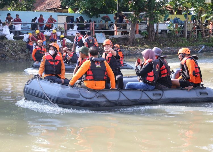 Susur sungai di Kalimas yang dilakukan dalam peringatan Hari Bumi.