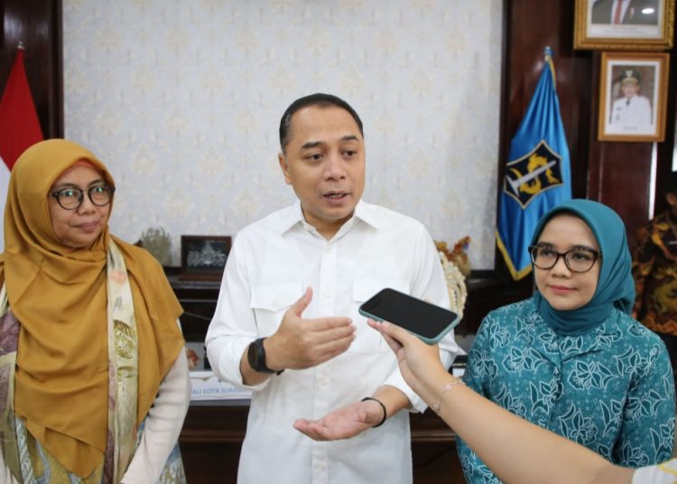 Wali Kota Surabaya Eri Cahyadi sesuai menyambut kedatangan Tim Verifikasi Pusat Verifikasi Lapangan 5 Pilar Sanitasi Total Berbasis Masyarakat Tingkat Nasional Tahun 2025 dan Verifikasi Open Defecation Free Provinsi Jawa Timur.