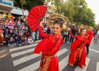 Foto ilustrasi, penampilan peserta pada pawai budaya di Surabaya beberapa waktu lalu.