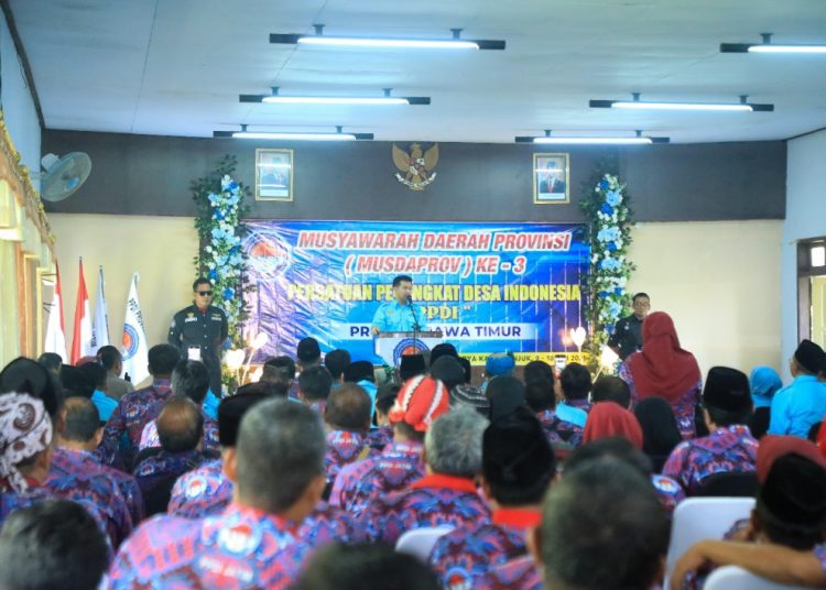 Wagub Jatim Emil Elestianto Dardak saat menghadiri Musyawarah Daerah Provinsi ke-3 Persatuan Perangkat Desa Indonesia  Jatim Tahun 2025 yang digelar di Hotel Wisata Karya, Sanggrahan, Nganjuk.