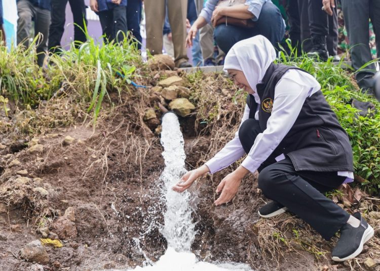 Gubernur Jatim Khofifah Indar Parawansa  pada peresmian pembangunan Sistem Penyediaan Air Minum Singosari di Desa Klampok, Kecamatan Singosari, Kabupaten Malang.