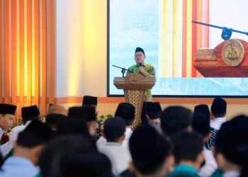 Sekdaprov Jatim Adhy Karyono saat menghadiri pembukaan kongres ke-VIII Badan Eksekutif Mahasiswa Perguruan Tinggi Nahdlatul Ulama se-Nusantara di Universitas Nurul Jadid Paiton Probolinggo.