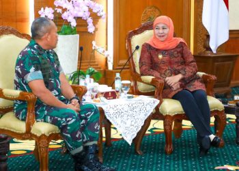Gubernur Jatim Khofifah Indar Parawansa bersama Panglima Divisi Infanteri 2 Kostrad, Mayjen TNI Susilo.