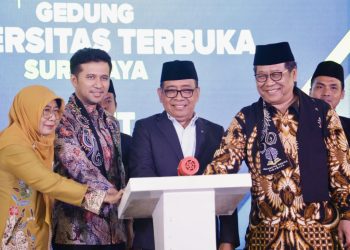 Peresmian gedung Universitas Terbuka Surabaya di Jalan Rungkut Madya Surabaya.
