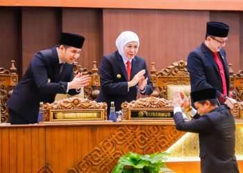 Gubernur Jatim Khofifah Indar Parawansa dan Wagub Emil Elestianto Dardak dalam sidang paripurna di gedung DPRD Jatim.