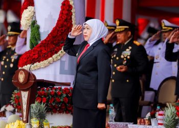 Gubernur Jatim Khofifah Indar Parawansa dalam upacara peringatan Hari Kebangkitan Nasional Ke-117 tahun 2025 di halaman gedung Negara Grahadi Surabaya.