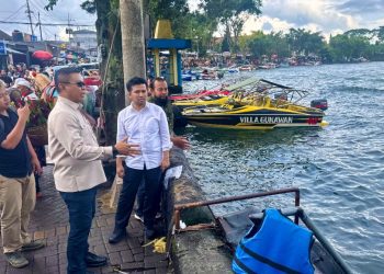 Wagub Jatim Emil Elestianto Dardak saat meninjau Telaga Sarangan di Kabuoaten Magetan.