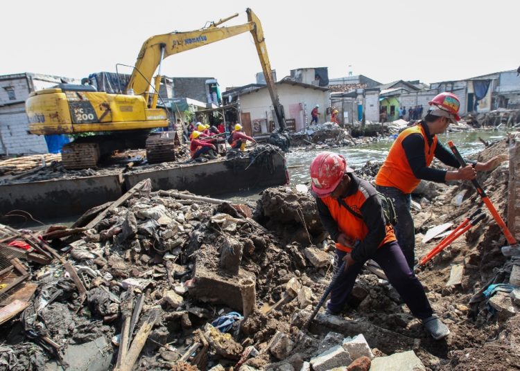 Kelanjutan penertiban bangunan yang berdiri di bantaran Sungai Kalianak.