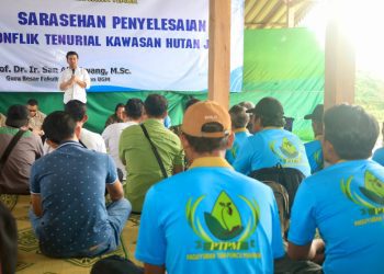 Wagub Jatim Emil Elestianto Dardak pada sarasehan Penyelesaian Konflik Tenurial Kawasan Hutan Jawa di pendopo Desa Pacalan, Kabupaten Magetan.