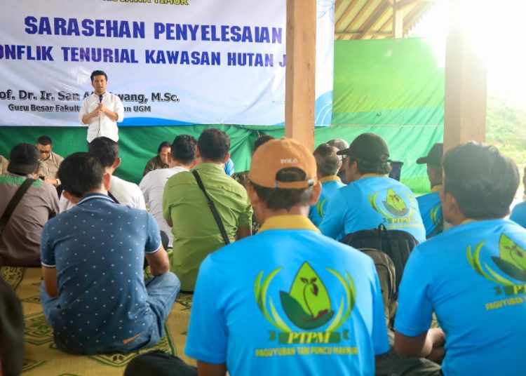 Wagub Jatim Emil Elestianto Dardak pada sarasehan Penyelesaian Konflik Tenurial Kawasan Hutan Jawa di pendopo Desa Pacalan, Kabupaten Magetan.