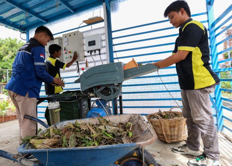 Pengelolaan sampah mandiri oleh warga RW 09 Rungkut Kidul, Kelurahan Rungkut, Kecamatan Rungkut, Surabaya.
