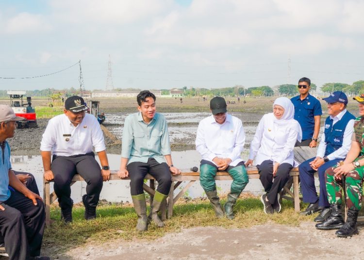 Wakil Presiden RI Gibran Rakabuming bersama Menteri Pertanian RI Amran Sulaiman dan Gubernur Jatim Khofifah Indar Parawansa di sela tanam padi dan meninjau pabrik beras di Dusun Alas Pecah, Desa Geneng, Kecamatan Geneng, Kabupaten Ngawi.