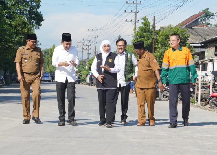 Gubernur Jatim Khofifah Indar Parawansa saat mencanangkan pembangunan jalan strategis sepanjang 7,5 kilometer, yang menghubungkan Rambipuji – Puger dan pertigaan Kasiyan – Kencong, Jember.