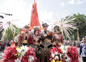 Wali Kota Surabaya Eri Cahyadi bersama Ketua TP PKK Surabaya Rini Indriyani pada momen Surabaya Vaganza dalam perayaan HJKS ke-732.