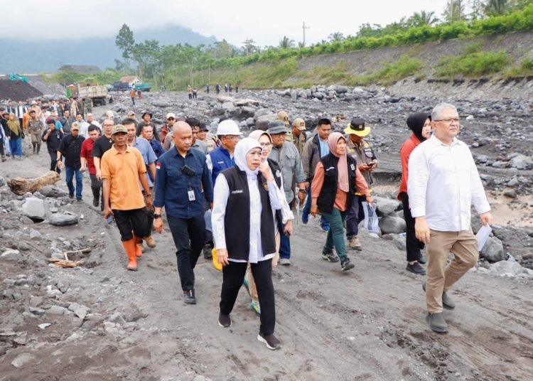 Gubernur Jatim Khofifah Indar Parawansa meninjau perbaikan tanggul di Dusun Kebondeli Selatan, Desa Sumberwuluh, Kecamatan Candipuro, Kabupaten Lumajang.