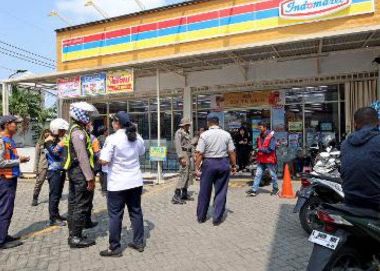 Salah satu penertiban parkir di toko modern yang dilaksanakan Dishub Surabaya.