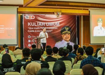 Wali Kota Surabaya Eri Cahyadi saat memberikan kuliah umum di Universitas Airlangga.