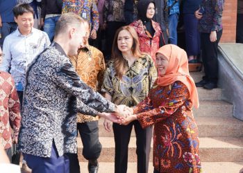 Duta Besar Inggris untuk Indonesia H.E Dominic Jeremy, serta Vice President, International, Engagement and Service KCL Prof. ‘Funmi Olonisakin dan Gubernur Jatim Khofifah Indar Parawansa.