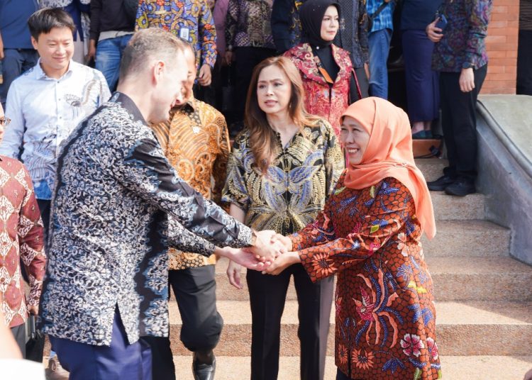 Duta Besar Inggris untuk Indonesia H.E Dominic Jeremy, serta Vice President, International, Engagement and Service KCL Prof. ‘Funmi Olonisakin dan Gubernur Jatim Khofifah Indar Parawansa.
