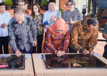 Penandatanganan prasasti sebagai tanda peresmian Kampus King’s College London di Kawasan Ekonomi Khusus (KEK) Singhasari, Kabupaten Malang.