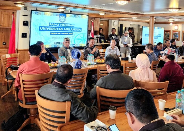 Rapat Pimpinan Universitas Airlangga di KRI Bima Suci.