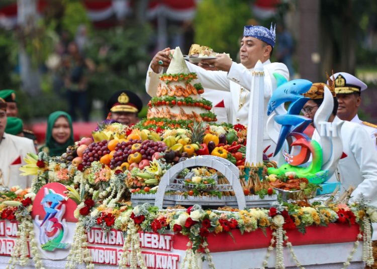 Wali Kota Surabaya Eri Cahyadi dalam resepsi Hari Jadi Kota Surabaya ke-732 di halaman Balai Kota,