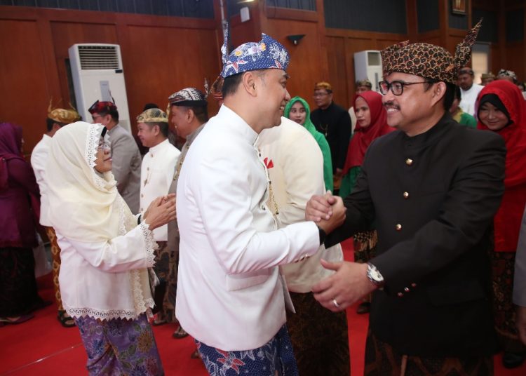 Wali Kota Surabaya Eri Cahyadi menyalami Ikhsan yang dilantik menjadi kepala Inspektorat.