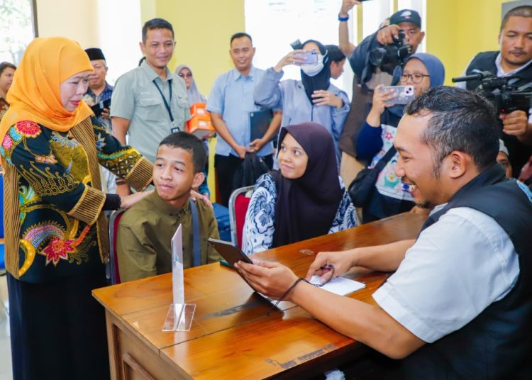 Gubernur Jawa Timur Khofifah Indar Parawansa meninjau Posko Sistem Peneriman Murid Baru Pemprov Jatim di Kantor UPT Teknologi, Informasi dan Komunikasi Dinas Pendidikan Jatim.