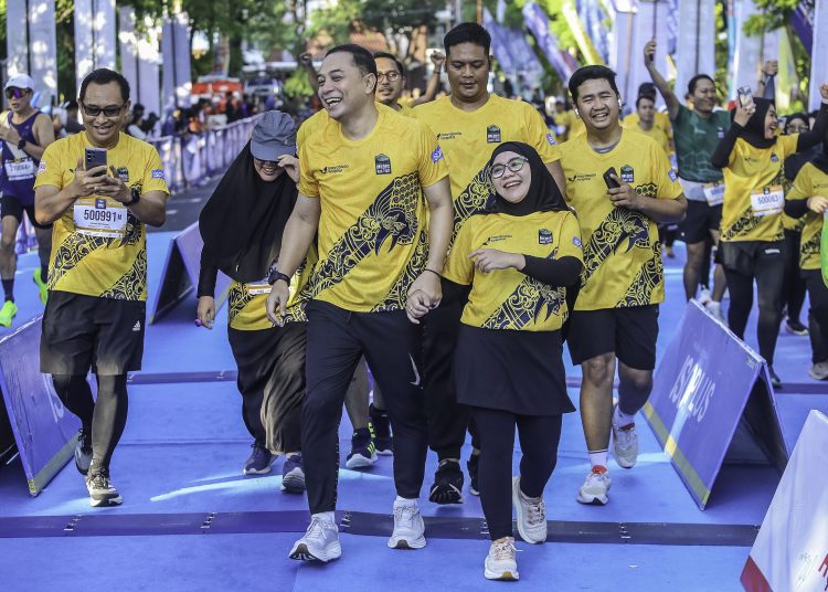Wali Kota Surabaya, Eri Cahyadi bersama Rini Indriyani mengikuti Half Marathon Surabaya Medic Air Run 2025.
