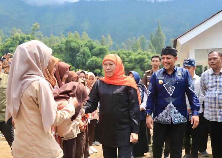 Gubernur Jawa Timur Khofifah Indar Parawansa di SMK Negeri Sukapura Kabupaten Probolinggo.