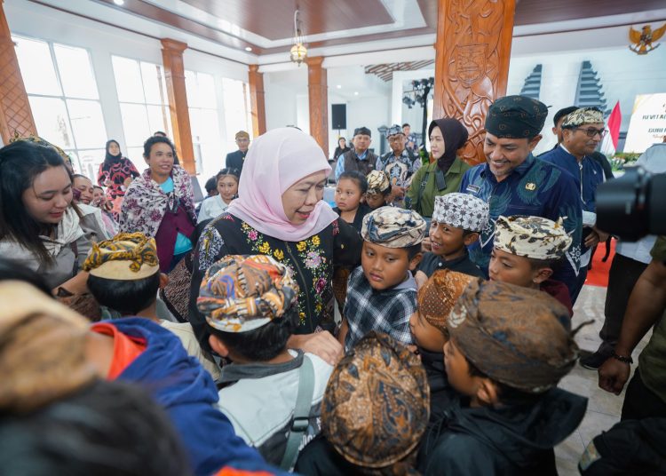 Gubernur Khofifah Indar Parawansa di sela peresmian revitalisasi Pendopo Agung Desa Ngadisari, Kecamatan Sukapura, Bromo, Kabupaten Probolinggo.