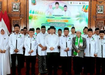 Wakil Gubernur Jawa Timur Emil Elestianto Dardak saat pelantikan Pengurus Daerah Ikatan Persaudaraan Haji Indonesia (IPHI) Kota Mojokerto.