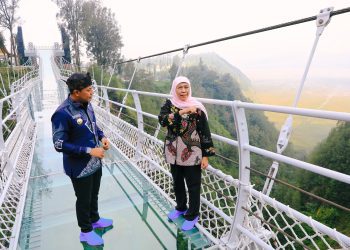 Gubernur Jatim Khofifah Indar Parawansa mengunjungi Jembatan Kaca Seruni Point di kawasan Taman Nasional Bromo Tengger Semeru (TNBTS), Kabupaten Probolinggo.