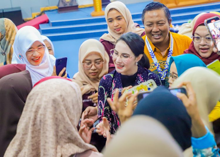 Arumi Bachsin di sela menjadi pembicara dalam seminar nasional Pendidikan Anak Usia Dini di Universitas Negeri Malang, Kota Malang.