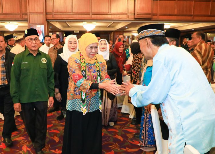 Gubernur Jawa Timur Khofifah Indar Parawansa saat menghadiri Forum Silaturahim dengan Masyarakat Kalimantan Timur asal Jatim di Hotel Grand Senyiur, Balikpapan.