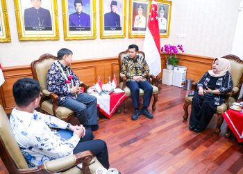 Wakil Gubernur Jatim Emil Elestianto Dardak saat menerima Dubes Singapura untuk Indonesia Mr. H.E. Kwok Fook Seng.